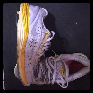 Nike women’s live strong 6 slightly worn